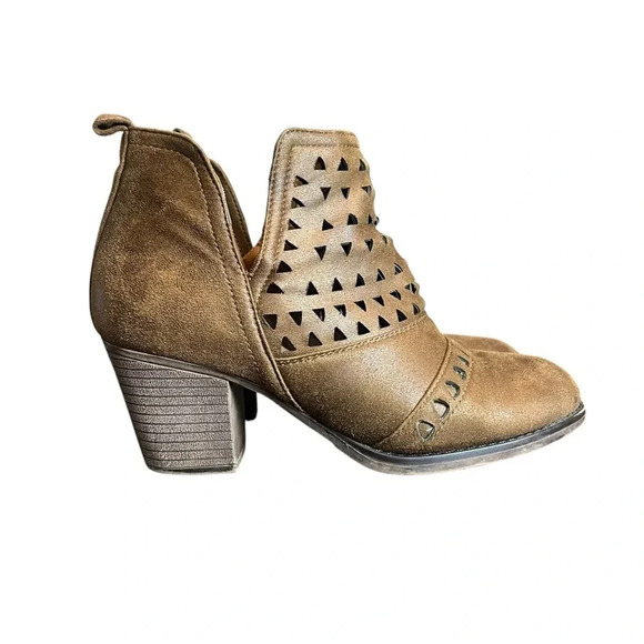 Mata Vegan Leather Laser Cut Bootie Size 7 - Picture 5 of 6